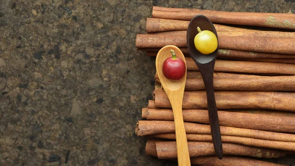 Frische Kaffeebohnen Auf Holzlöffel Und Zimt Auf Holzgrund — Stockfoto