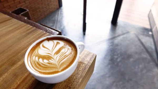 Filiżankę Kawy Latte Art Drewnianym Tle — Zdjęcie stockowe