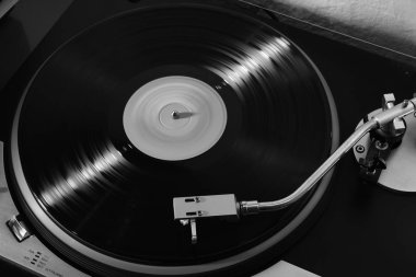 Arkaplan için vinil kaydı olan klasik müzik çalar