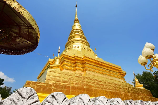 Paisagem Pagode Dourado Templo Norte Tailândia — Fotografia de Stock