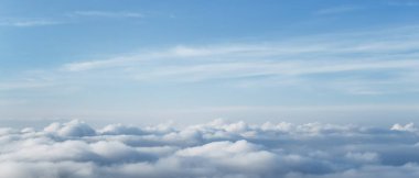 Doğada mavi gökyüzü manzaralı güzel bulutlar