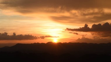 Dağlarda güzel bir gün batımı.