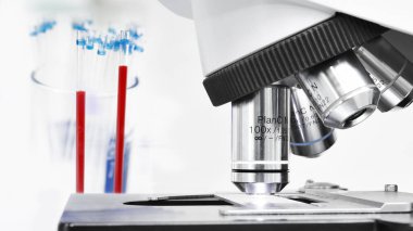 Kan laboratuarına mikroskop yakın çekim Seçici renk tekniği ve sanat ışıklandırması ile 