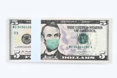 Beyaz arka planda yüz maskesi takılı beş dolarlık banknotu kapat.
