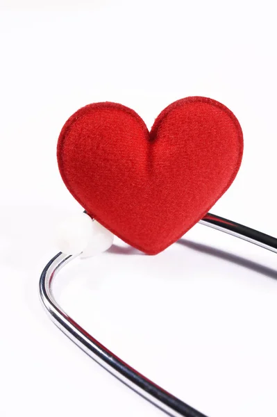 Corazón Rojo Con Estetoscopio Aislado Sobre Fondo Blanco —  Fotos de Stock