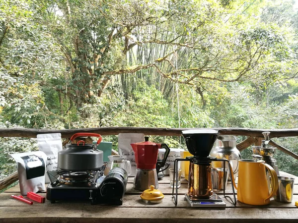 Alternatif Kahve Seyahatte Açık Havada Demleniyor Çelik Çaydanlık Fincanda Sıcak — Stok fotoğraf