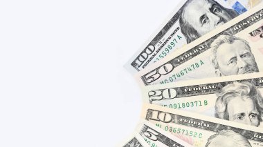 Beyaz arkaplanda izole edilmiş banknotun kapatılması