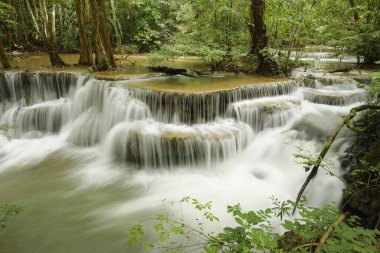 Tayland ormanlarında taşlı güzel bir şelale.