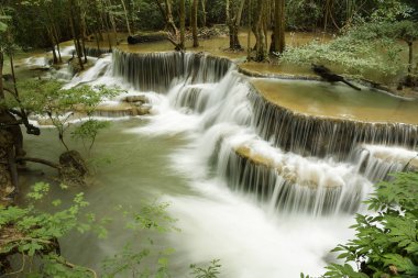 Tayland ormanlarında taşlı güzel bir şelale.