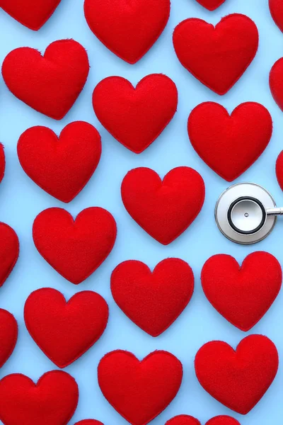 Rött Hjärta Med Stetoskop Blå Bakgrund — Stockfoto