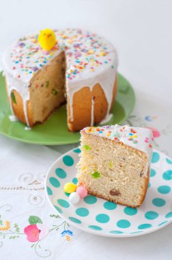 Paskalya masasının arka planında bir tabak kek.