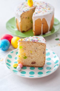 Paskalya masasının arka planında bir tabak kek.