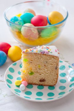 Paskalya masasının arka planında bir tabak kek.