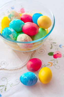 Cam bir kasede renkli Paskalya yumurtaları