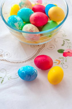 Cam bir kasede renkli Paskalya yumurtaları