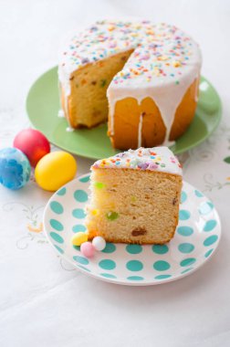 Paskalya masasının arka planında bir tabak kek.