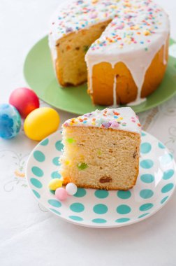 Paskalya masasının arka planında bir tabak kek.