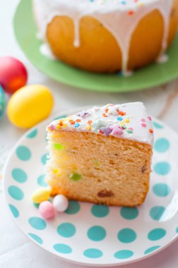 Paskalya masasının arka planında bir tabak kek.