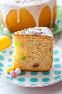 Paskalya masasının arka planında bir tabak kek.