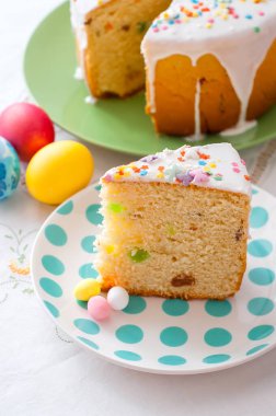 Paskalya masasının arka planında bir tabak kek.