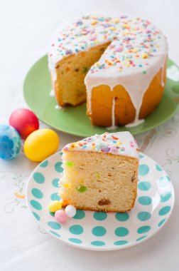 Paskalya masasının arka planında bir tabak kek.