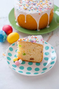 Paskalya masasının arka planında bir tabak kek.