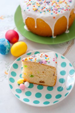 Paskalya masasının arka planında bir tabak kek.