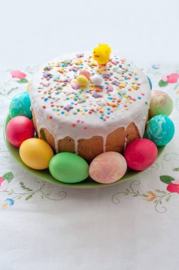 Paskalya pastası ve yumurta boyalı Paskalya masası.