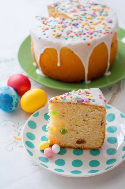 Paskalya masasının arka planında bir tabak kek.