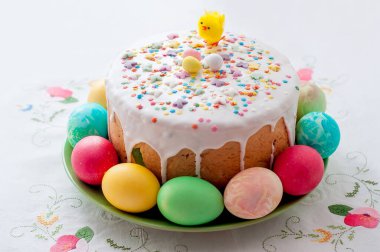 Paskalya pastası ve yumurta boyalı Paskalya masası.