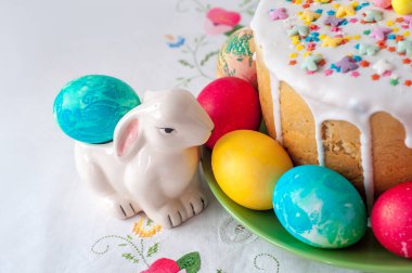 Paskalya pastasının yanındaki tavşan heykelciği.