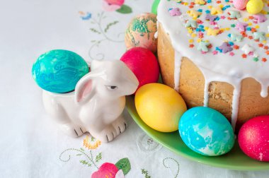 Paskalya pastasının yanındaki tavşan heykelciği.