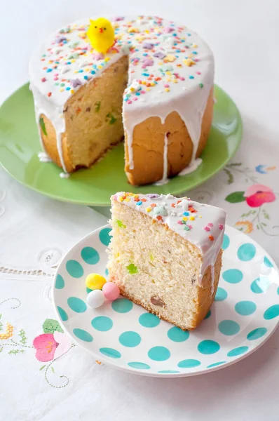 Paskalya masasının arka planında bir tabak kek.