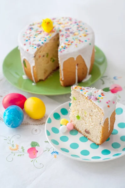 Paskalya masasının arka planında bir tabak kek.