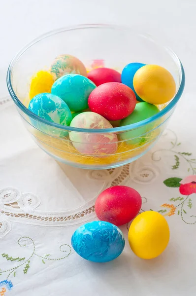 Цветные Пасхальные Яйца Стеклянной Чаше — стоковое фото