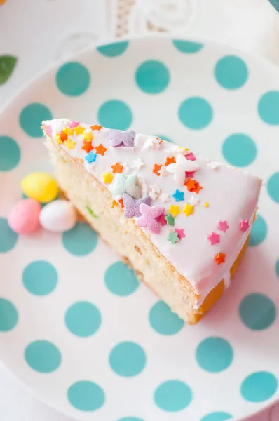 Tabakta bir dilim Paskalya pastası