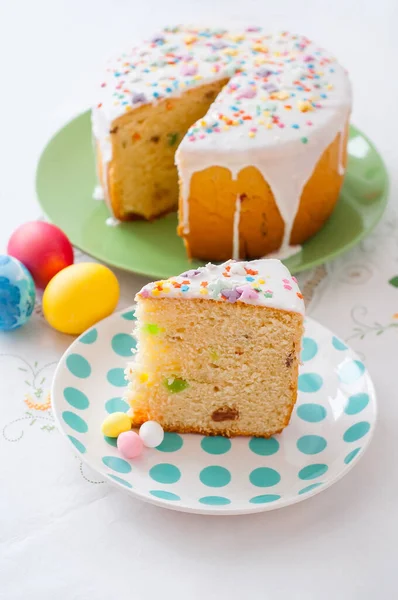 Paskalya masasının arka planında bir tabak kek.