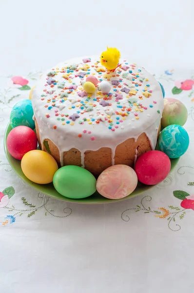 Paskalya pastası ve yumurta boyalı Paskalya masası.