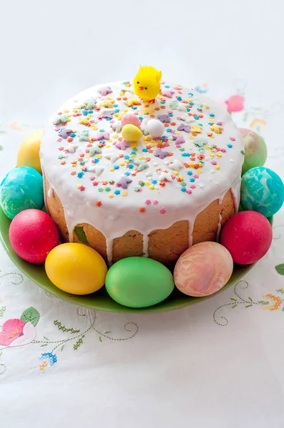 Mesa Pascua Con Pastel Pascua Huevos Pintados — Foto de Stock