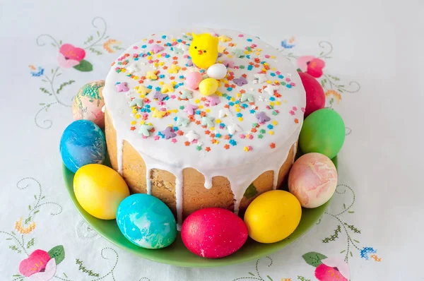 Paskalya pastası ve yumurta boyalı Paskalya masası.