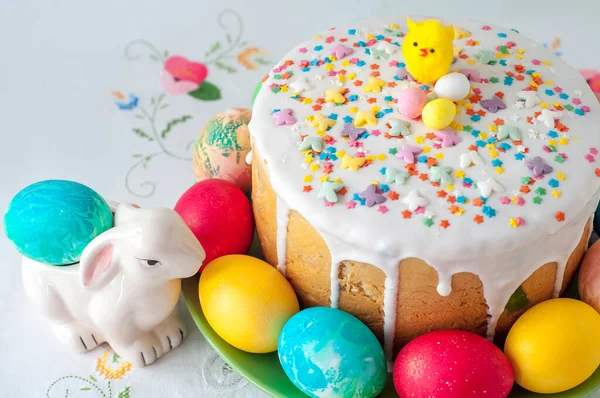 Paskalya pastasının yanındaki tavşan heykelciği.