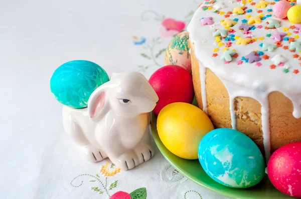 Paskalya pastasının yanındaki tavşan heykelciği.