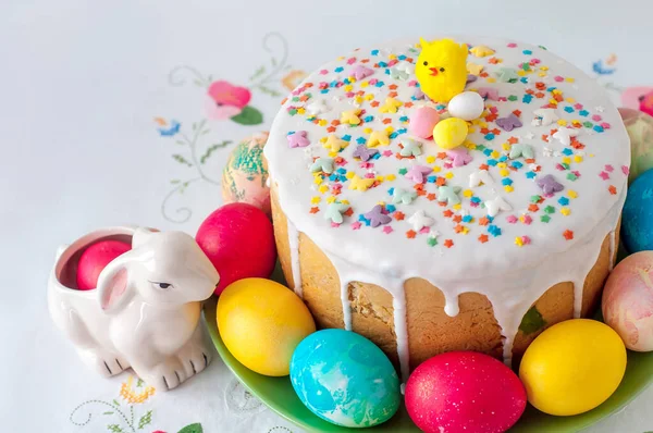 Paskalya pastasının yanındaki tavşan heykelciği.