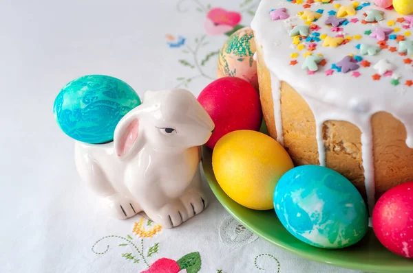 Paskalya pastasının yanındaki tavşan heykelciği.