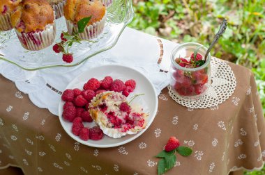 Böğürtlenli kek ve ahududulu kek ve yeşil arka planda böğürtlen.