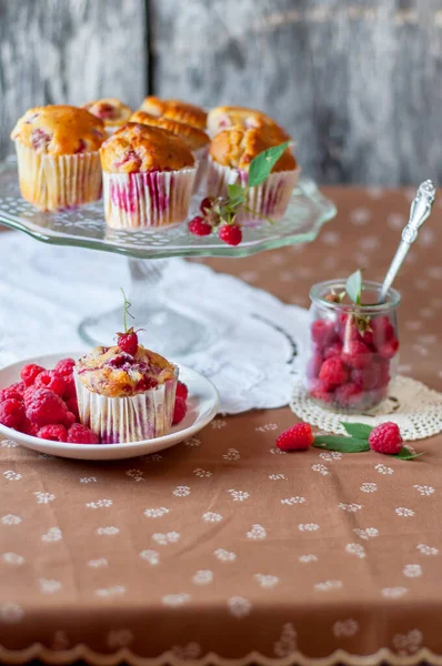 Raspberry Cupcakes Glass Cake Stand Gray Background Decorated Raspberries White — Stock Photo, Image