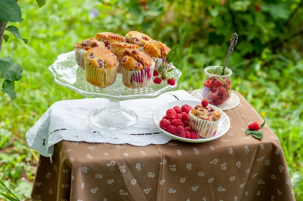 Cupcakes Raspberries Glass Cake Stand Table White Napkin Plate Raspberries — Stock Photo, Image