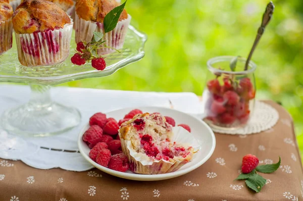 Böğürtlenli kek ve ahududulu kek ve yeşil arka planda böğürtlen.