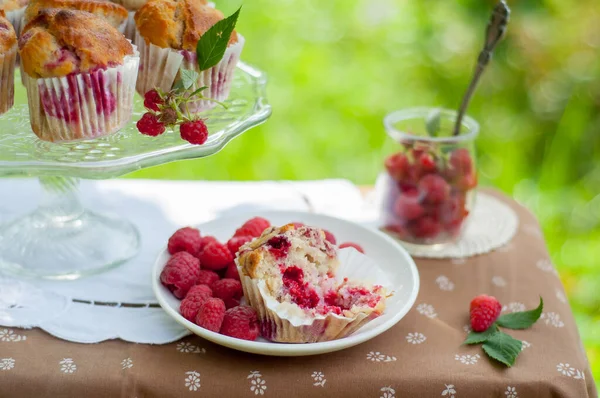 Böğürtlenli kek ve ahududulu kek ve yeşil arka planda böğürtlen.