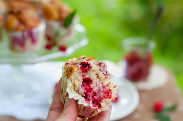Bahçedeki bir masanın arka planında biraz ahududu keki vardı.